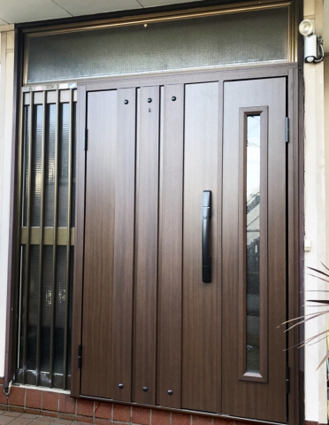 玄関ドアを新しくYKKAPドアリモに交換工事（経年劣化の木製ドアから断熱ドアへ　横浜市南区）